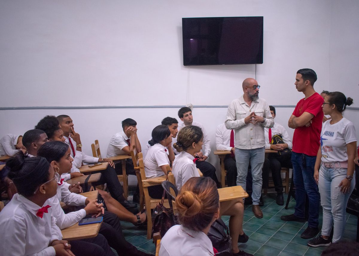Clase en el aula de La Moneda Cubana