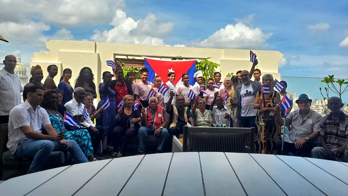 Comunidad con banderas cubanas