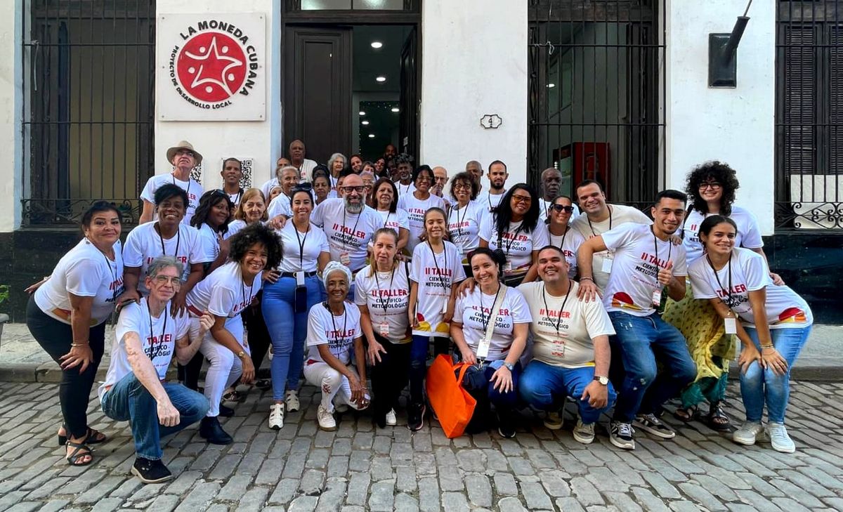 Equipo de La Moneda Cubana frente a la sede